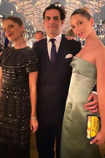 En la misma boda, celebrada en Atenas en octubre de 2021, el argentino "custodiado" por Eugenie Niarchos y Olympia de Grecia.