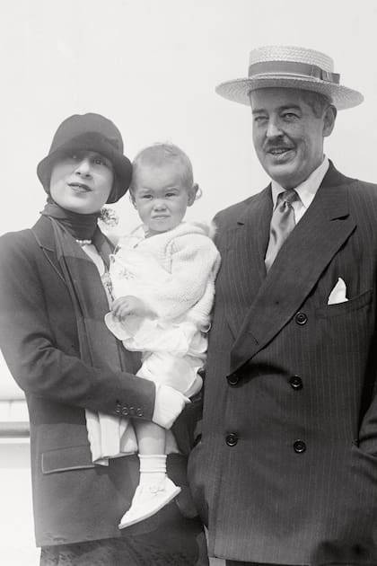 En la misma época con sus padres, Gloria Morgan y Reginald Vanderbilt, al volver del primer viaje familiar al extranjero. Corría 1925.