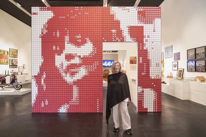 En la muestra Del Cielo a Casa, en el Malba, Fingermann posó frente a la reconstrucción del mural luminoso de Natalie Wood realizado para la peluquería Eros