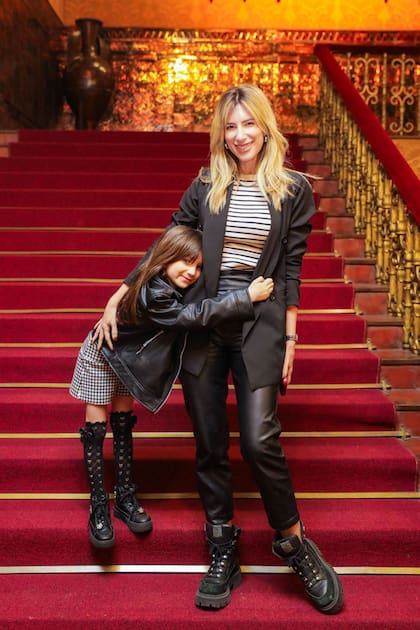 En la noche de Amigos del Teatro Nacional Cervantes, la actriz Daniela Pantano junto a su hija, Ámbar Greco