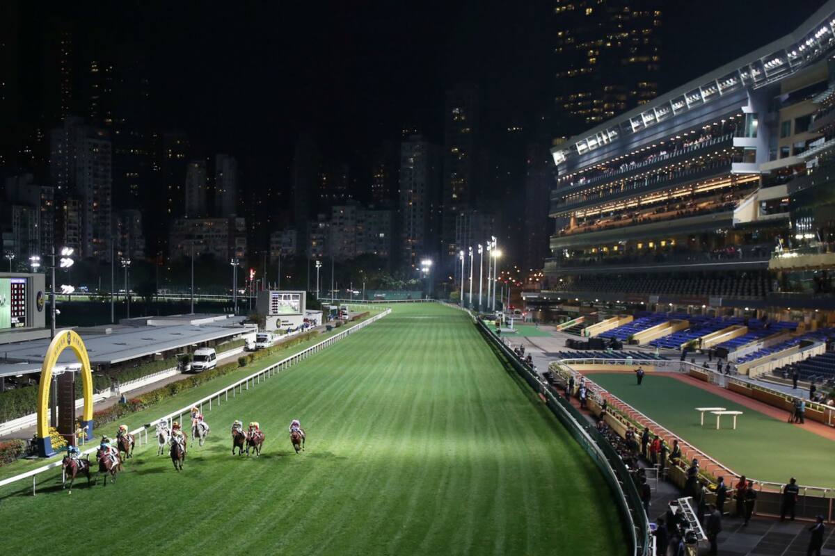 En la noche de Happy Valley, los caballos y sus jockeys, casi en soledad