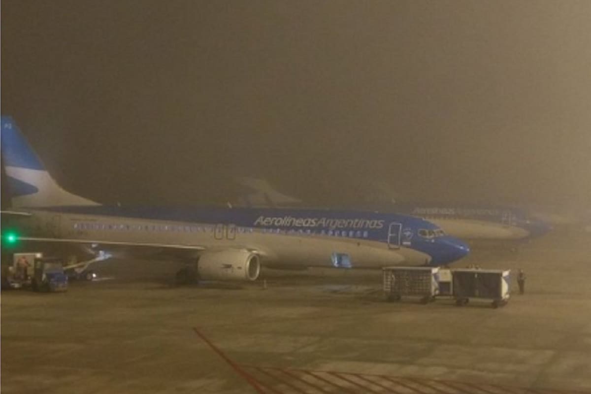 En la noche del domingo, el Aeropuerto Internacional de Ezeiza estuvo cubierto de niebla.
