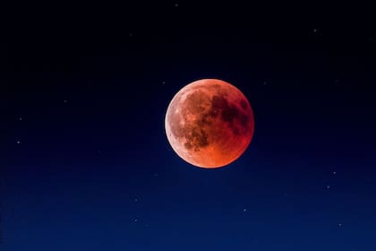 En la noche del jueves se verá un eclipse lunar parcial profundo