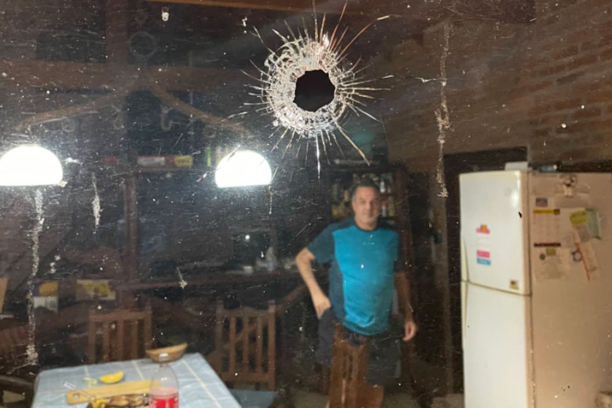 En la noche del lunes pasado, un hombre encapuchado con un arma entró a una chacra, ubicada en una zona rural de Carmen de Areco, amenazó a cuatro amigos y disparó