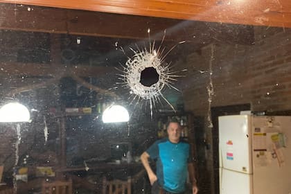 En la noche del lunes pasado, un hombre encapuchado con un arma entró a una chacra, ubicada en una zona rural de Carmen de Areco, amenazó a cuatro amigos y disparó