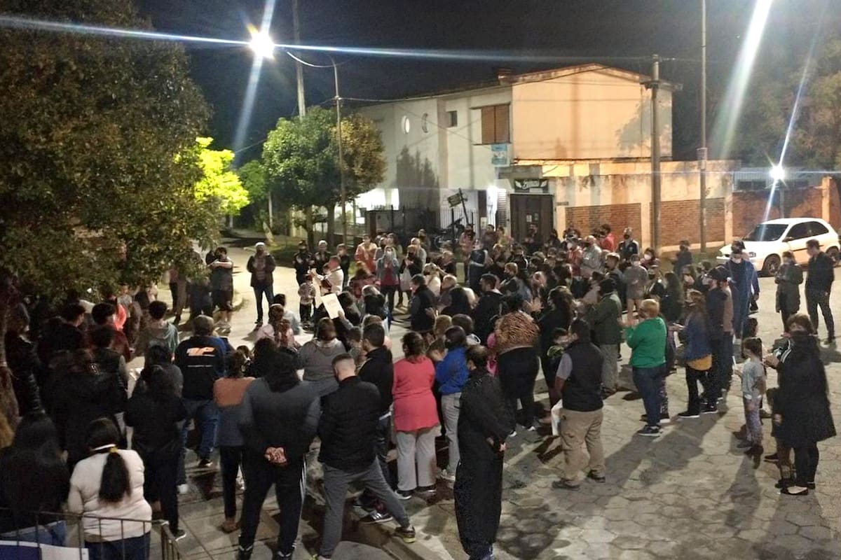 En la noche del miercolés pasado, vecinos de Quilmes se autoconvocaron para protestar por el asesinato de Lucas Cancino
