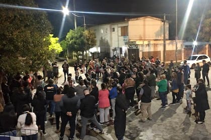 En la noche del miercolés pasado, vecinos de Quilmes se autoconvocaron para protestar por el asesinato de Lucas Cancino