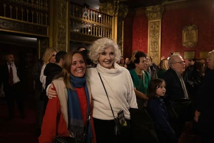 En la noche del Teatro Nacional Cervantes, la coreógrafa y directora Ana Padilla, junto a la cantante y actriz Ana María Cores