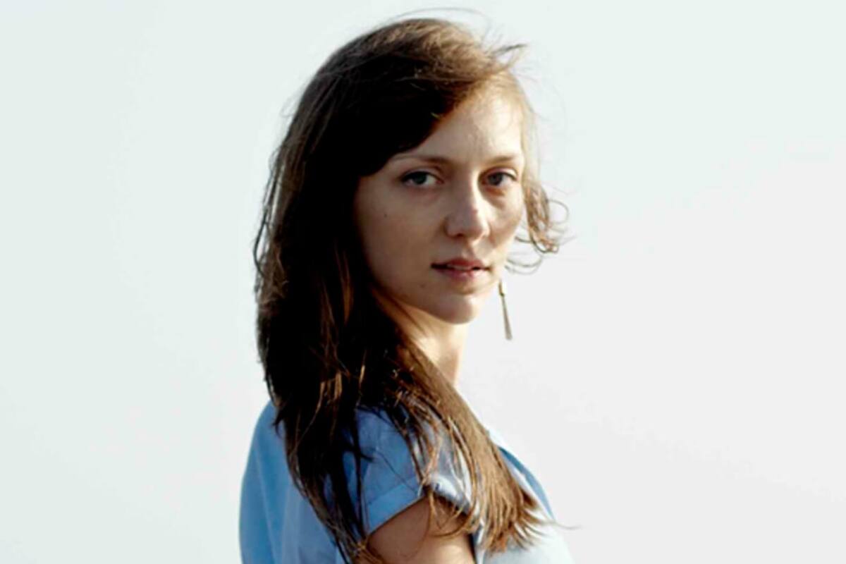 En la novela de Catherine Lacey las frases más importantes del libro corresponden a citas reales de artistas verdaderos, como Susan Sontag o Clarice Lispector, en un ejercicio original de plagio y pastiche