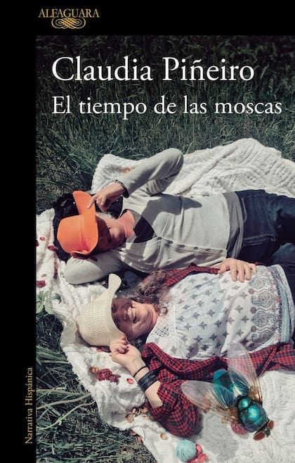 En la novela "El tiempo de las moscas" la mujer hace todos los papeles importantes: es detective, asesina, víctima y testigo