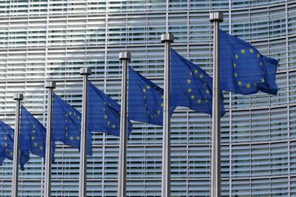 En la nueva normativa de la UE que se pondrá en vigor el 1° de enero de 2025 no podrán ingresar en el territorio del bloque comercial productos agroindustriales provenientes de zonas que hayan sido deforestadas en fecha posterior al 31 de diciembre de 2020. Los productos comprendidos en la nueva resolución son: aceite de palma, carne vacuna, soja, café, cacao, madera, carbón vegetal y caucho, además de los productos derivados de cada uno de ellos