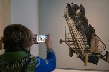 En la obra Esperando a los bárbaros, Diana Dowek recrea la crisis migratoria actual; su trabajo puede verse en una muestra recientemente inaugurada en Muntref-sede Hotel de Inmigrantes