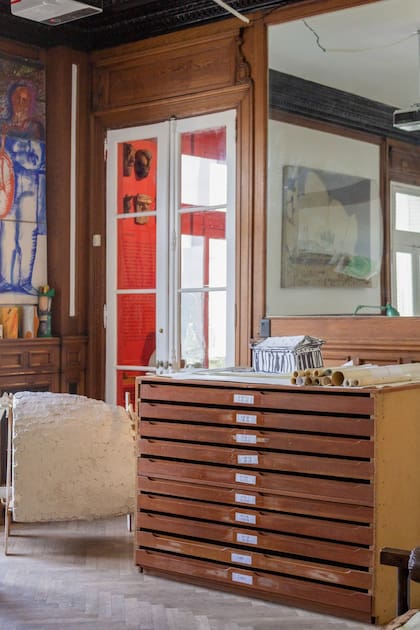 En la oficina de Clorindo, mueble de guardado de planos.