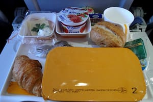 En la opinión de la azafata, las comidas con mucho sodio producen deshidratación