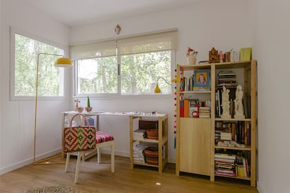 En la página opuesta, biblioteca y escritorio (Paraná Muebles). Lámpara de pie y aplique (Muta).