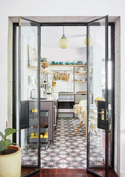En la paleta de los grises que surge de los muebles bajomesada, la estrella es el piso calcáreo hecho a pedido por la arquitecta y artista plástica Renée Rossouw para la casa de sus padres.