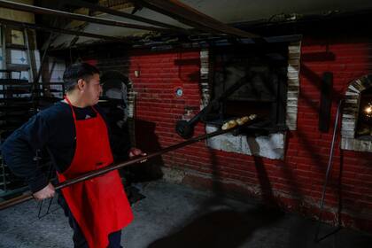 En la panadería Santa Teresita siguen cocinando en un antiguo horno de leña