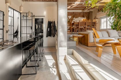 “En la pandemia aprendí a soldar e hice las banquetas de la cocina, la cava del dormitorio y el mueble del living", cuenta el arquitecto.