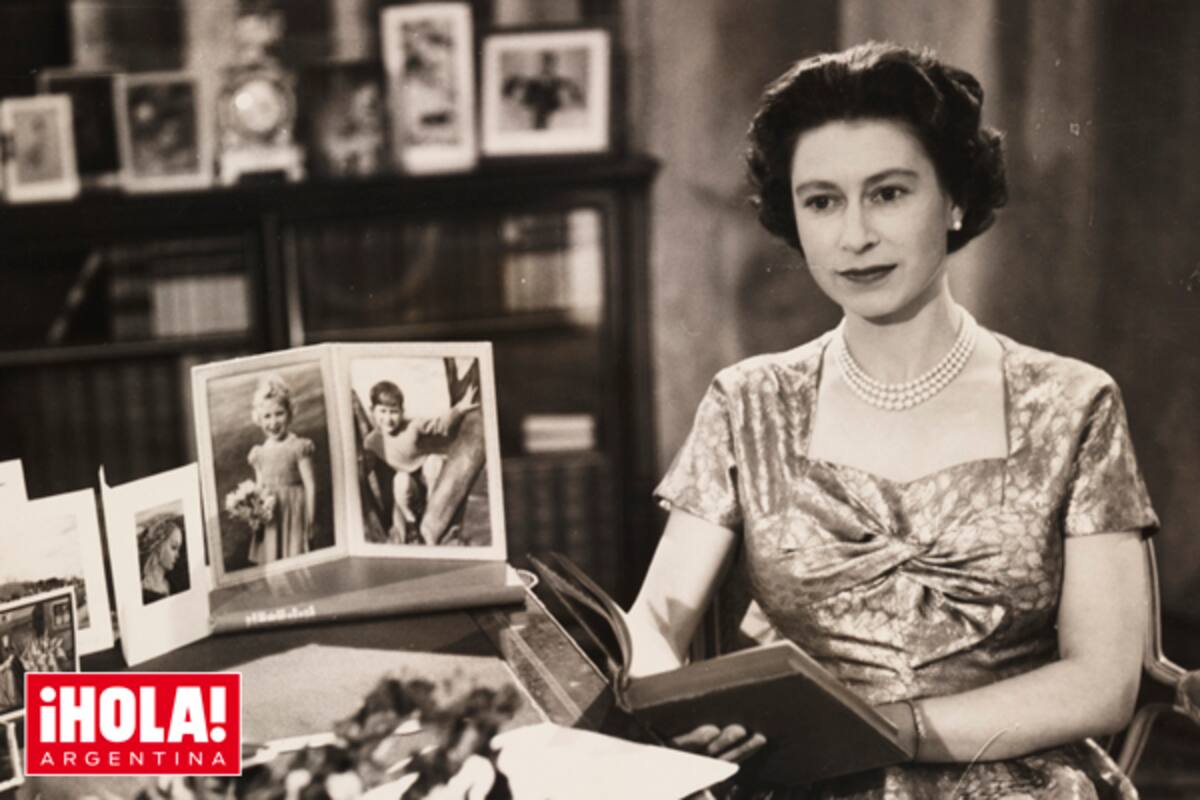 EN LA PANTALLA. En 1957, en Sandringham y rodeada de fotos familiares, Su Majestad protagoniza la primera transmisión navideña televisada.