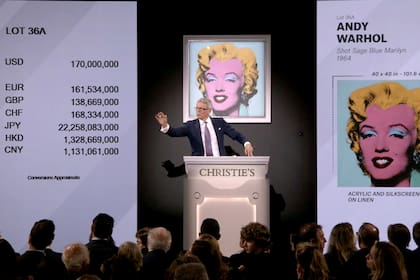 En la pantalla, la cifra sin impuestos que se pagó en Christie's por Shot Sage Blue Marilyn