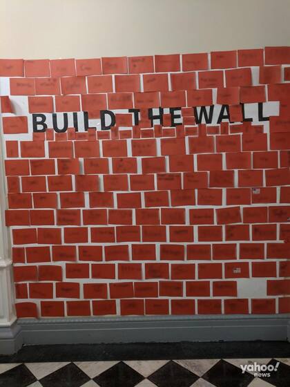 En la pared, se lee en grande: "Construya el muro"