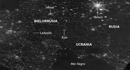 En la parte central a la derecha de esta imagen se aprecia un territorio a oscuras que corresponde a Ucrania.