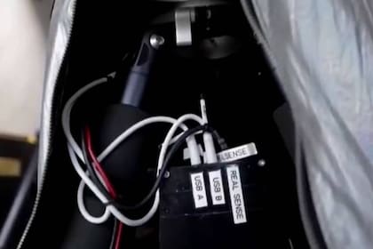 En la parte de atrás de Mika es posible ver los cables y los puertos USB por donde circula la información que la lleva a comunicarse con los humanos, tomar decisiones y trabajar durante todo el día