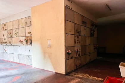 En la parte del subsuelo, se puede ver un sector de nichos iluminados con luz natural y otros totalmente a oscuras, sin servicios eléctricos