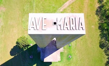 En la parte superior del monumento puede leerse la frase "Ave María", que responde a las creencias cristianas de Kennedy