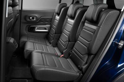 En la parte trasera, el Citroën C5 Aircross tiene tres butacas independientes