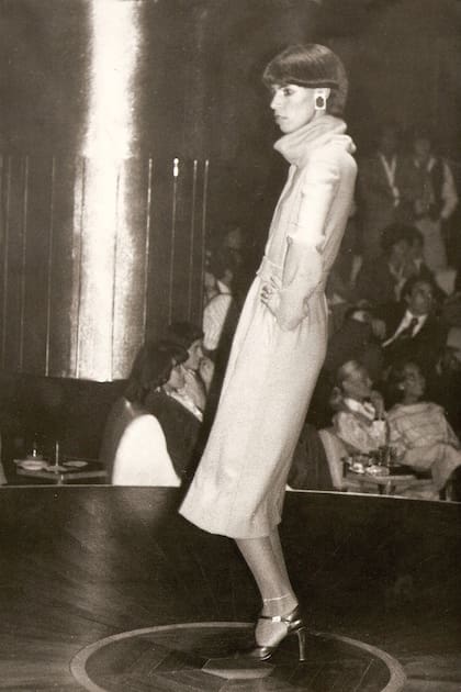 En la pasarela de Charlie Grilli, durante su primer desfile en Buenos Aires, en abril de 1976