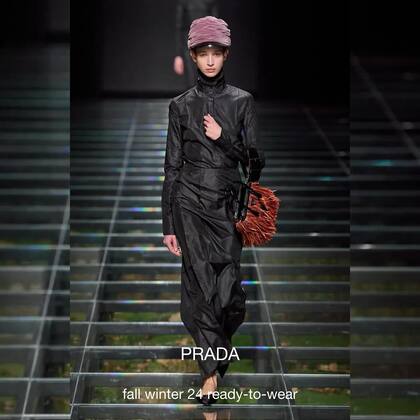 En la pasarela de Prada también se lució Flor Mayer, modelo de Lo Management, quien luego desfiló para Philosophy