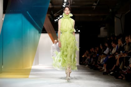 En la pasarela más vanguardista, se destacaron varias modelos argentinas, como Manuela Miloqui para Roksanda. Escocés, tul y plumas, lo que se vio en Londres para el próximo invierno.