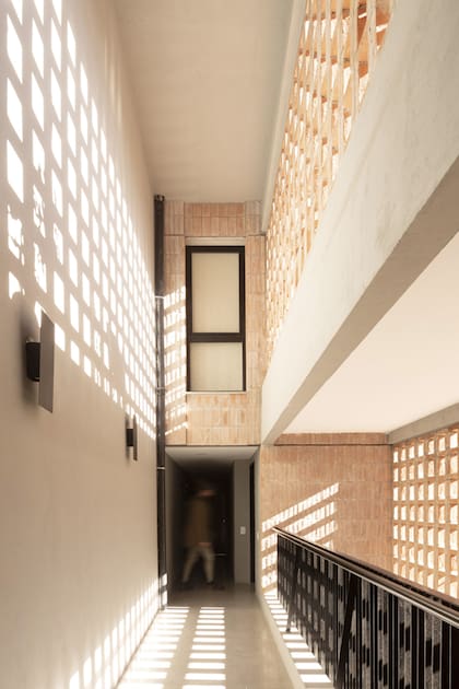 En la PB libre se ubican las cocheras, que reciben luz a través de los patios.