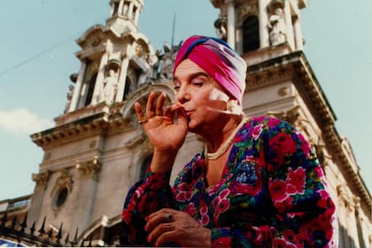 Actuar es jugar como los chicos que juegan a los marcianos y, después, se van a tomar la leche. El que dice que lo enferma actuar está enfermo de antes. Entonces dice: ¨La culpa fue de Otello y por eso maté a mi mujer'. No. Ya venía él con ganas de matar a la mujer y le vino bárbaro que Shakespeare haya escrito ´Otello¨", apuntaba Alcón durante el rodaje de Cohen vs. Rossi, de 1998