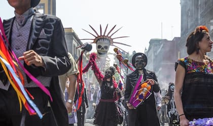En la película de James Bond, el espía estuvo en México durante una celebración de Día de Muertos (IMDb/Sony Pictures Releasing)