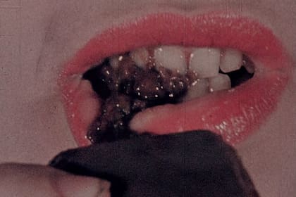 En la película de Narcisa Hirsch, una boca de mujer come hígado y se escuchan canciones románticas