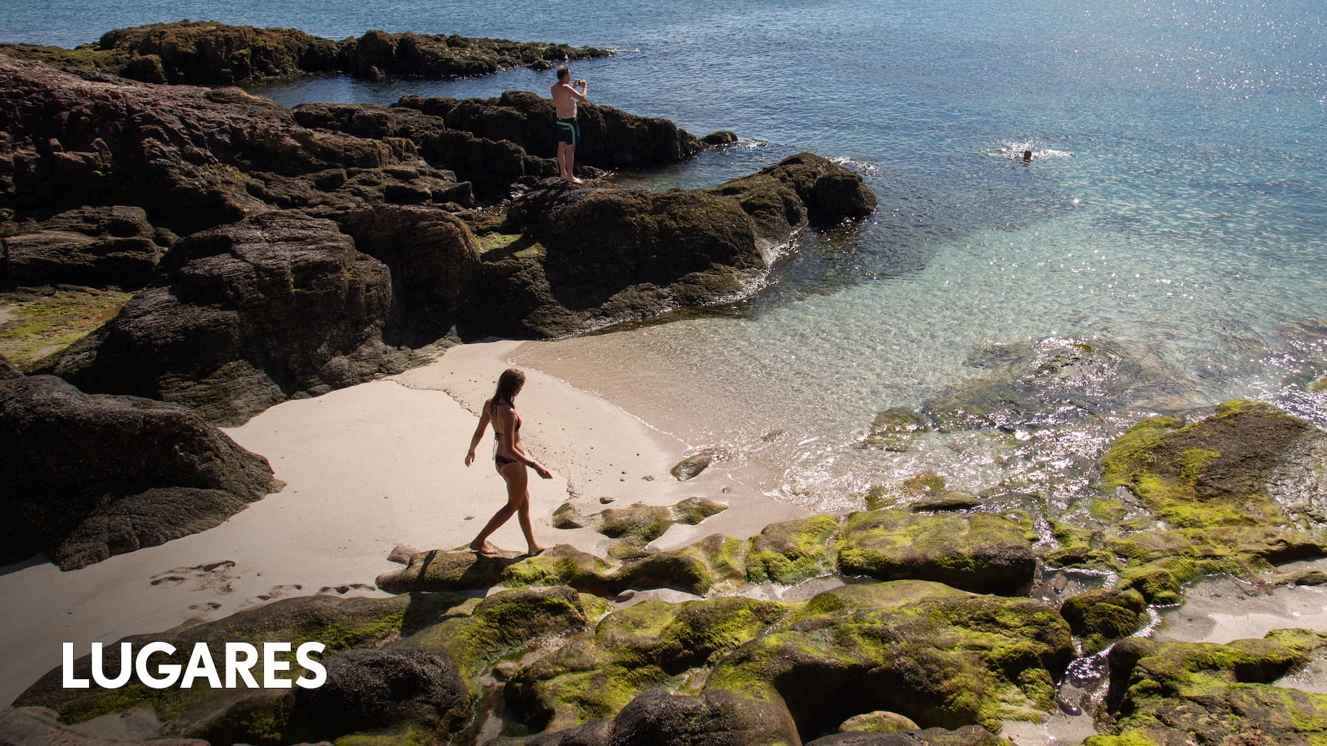 En la península Gravina, la Playa de los Toboganes recuerda al Caribe.