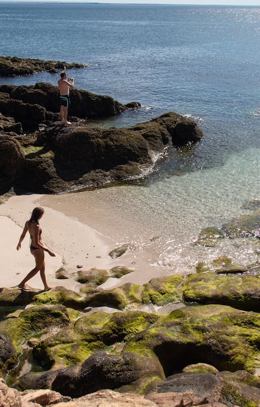 En la península Gravina, la Playa de los Toboganes recuerda al Caribe.