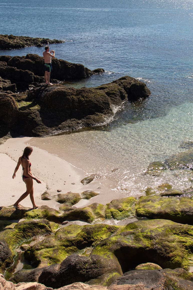 En la península Gravina, la Playa de los Toboganes recuerda al Caribe.
