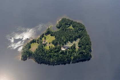 En la pequeña isla donde el asesino la recorrió durante una hora, matando gente a su paso, se aprecia el sector de las carpas de los 600 jóvenes