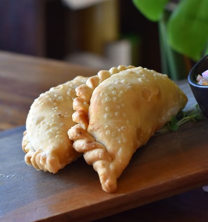 En La Pescadería ofrecen empanadas de salmón, brótola y atún, ideales para llevar y degustar en casa