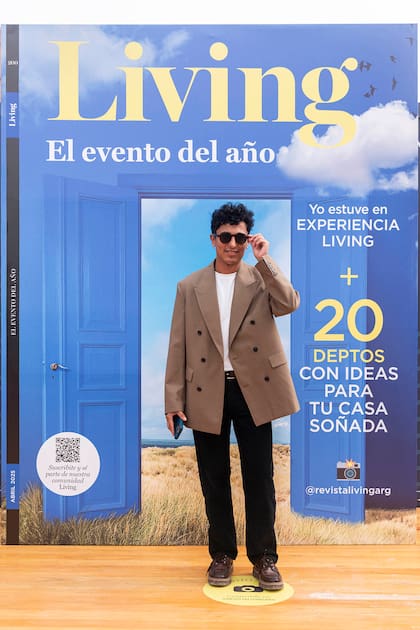 En la photo opportunity de Experiencia Living 2025, que fue a visitar para apoyar a sus colegas y antiguos compañeros de equipo.