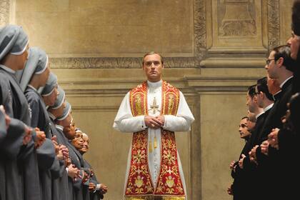 En la piel de Lenny Belardo, el ficticio primer papa norteamericano en The Young Pope y en su secuela, The New Pope