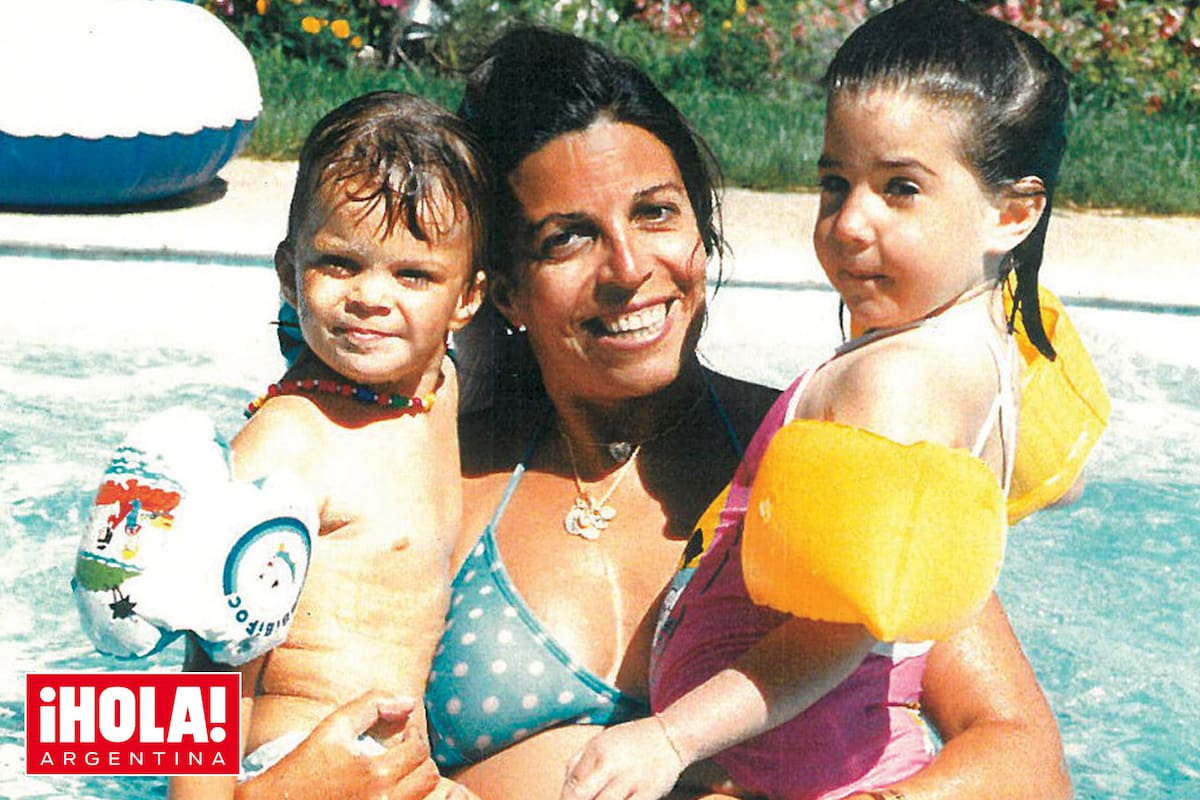 En la pileta de Le Trianon, su casa de Cap Ferrat, Christina juega con Athina y Tweety Dodero, su ahijada.