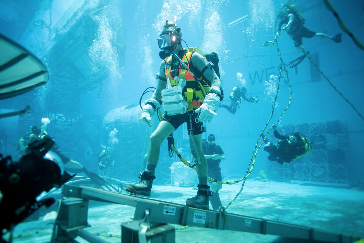 En la piscina del NBL, los astronautas evalúan cómo serán los movimientos, la recolección de muestras y el uso del equipamiento en la superficie lunar