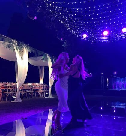 En la pista, Carolina bailó también con sus amigas