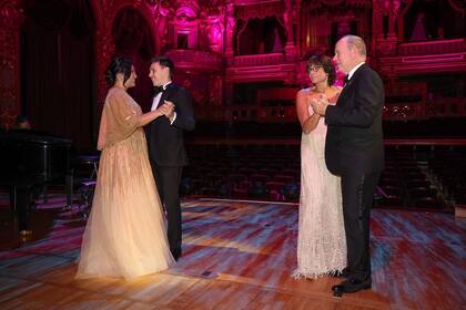 En la pista de baile, Estefanía con Alberto, y Marie Chevallier con su marido e hijo de Estefanía, Louis Ducruet.