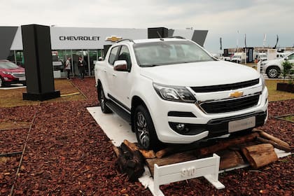 En la pista exclusiva de Chevrolet, la camioneta supera todos los desafíos que presentan los terrenos rurales.