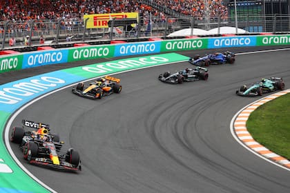 En la pista y en el campeonato, Max Verstappen al frente; el neerlandés aventaja por 138 puntos a su compañero de equipo Sergio Checo Pérez en el Mundial de Pilotos